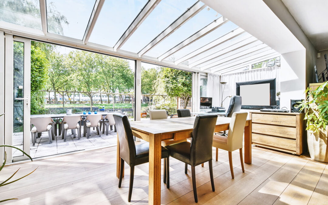 L’Importance du Nettoyage du Toit de Votre Véranda : Profitez de la Lumière Naturelle