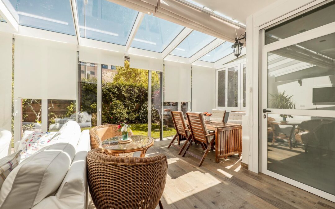 Quel mobilier pour une véranda : astuces et conseils pour un aménagement réussi